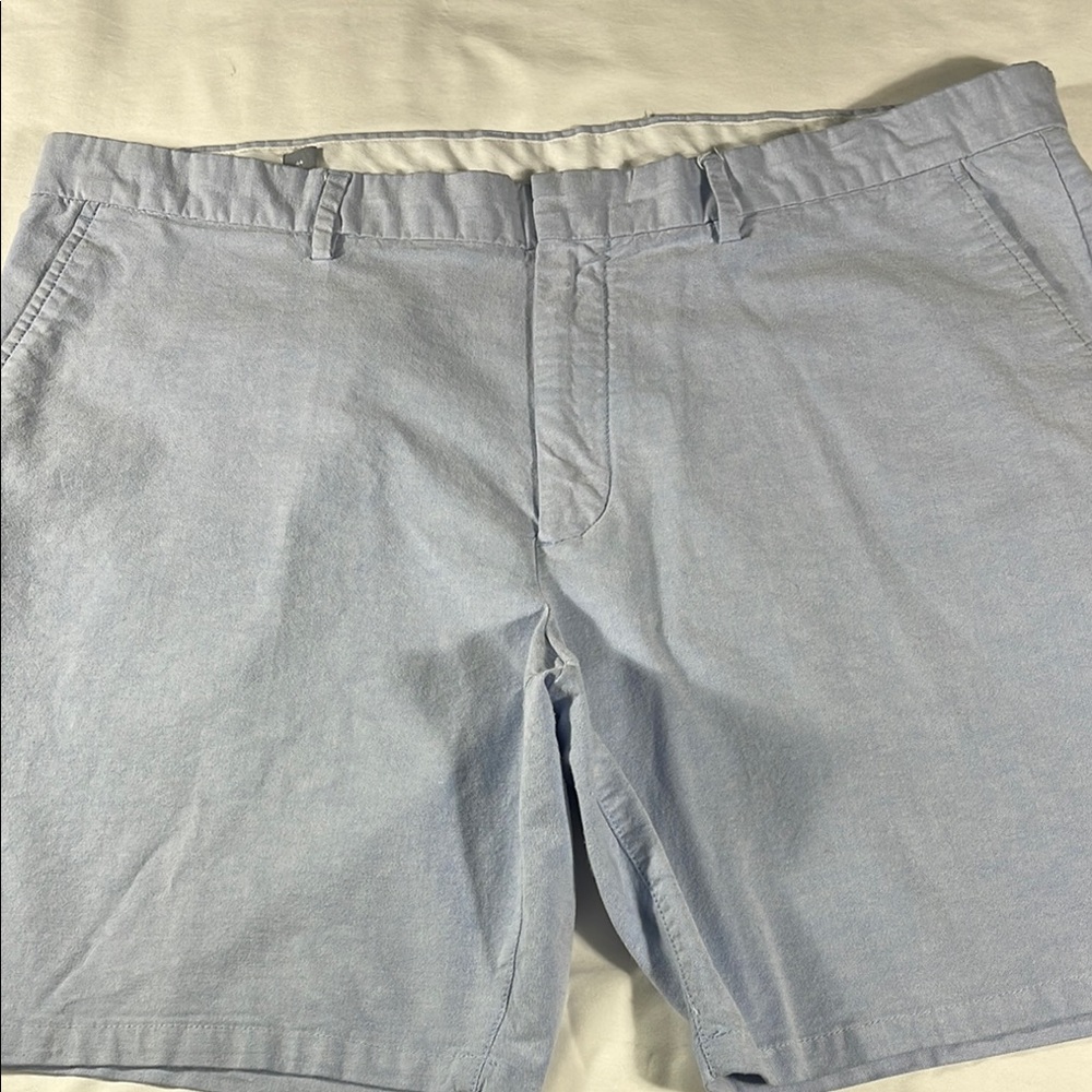 Old Navy mens light blue chambray Slim flat front 8" inseam shorts - size 44